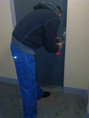Mike Weber beim Öffnen einer Wohnungstür