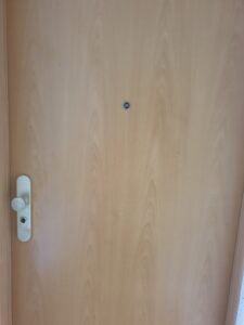 Öffnung von Türen aus Holz